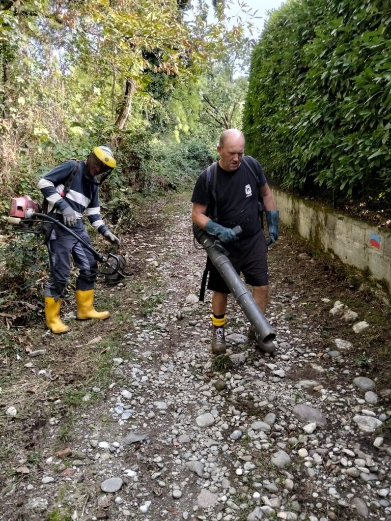 Foto di due volontari che lavorano sul sentiero